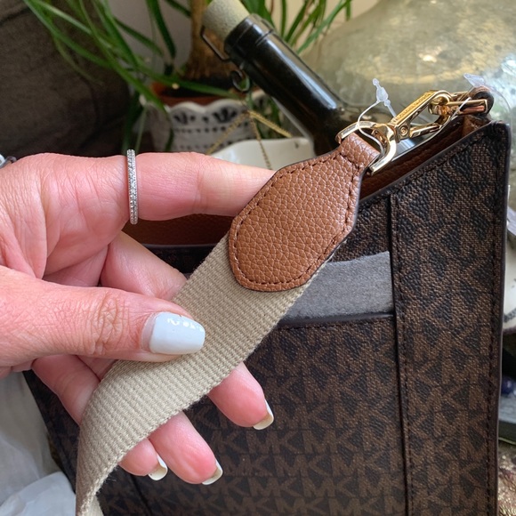 Authentic MICHAEL KORS Signature leather snap magnetic top Crossbody - Picture 13 of 15